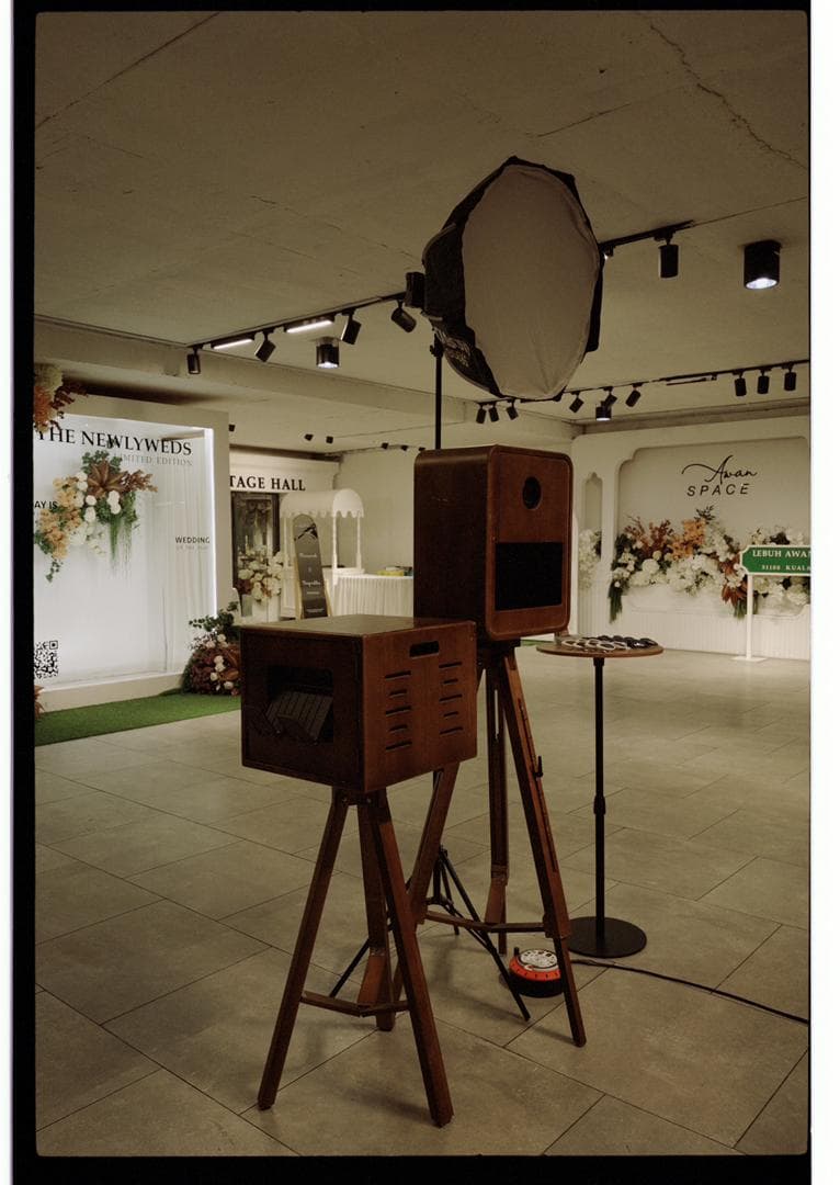 The firphotobooth vintage wooden camera set up with studio lighting at an event hall