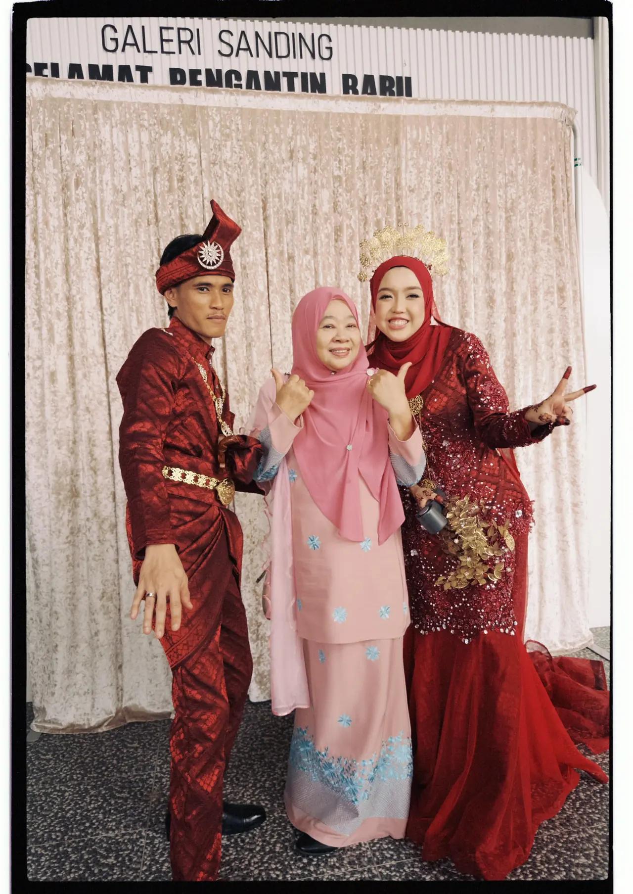 Bride and groom in traditional Malay dress at the photobooth