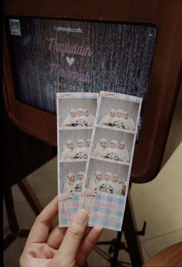 A freshly printed 2R photostrip